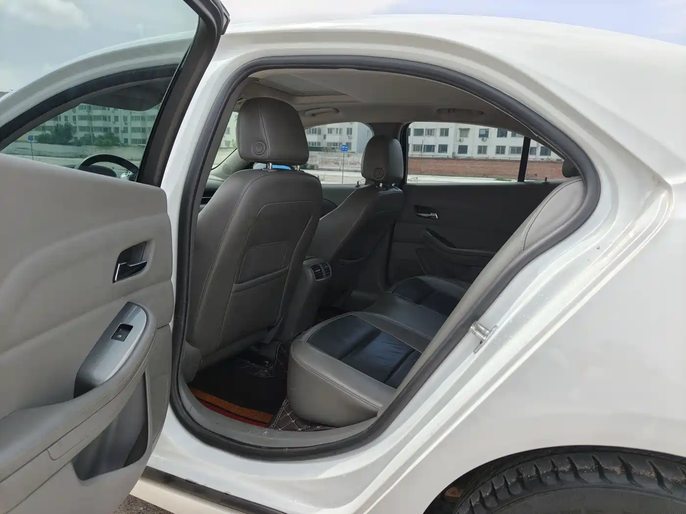 Chevrolet Malibu 2012 2.0L Automatic Luxury Edition фото 6