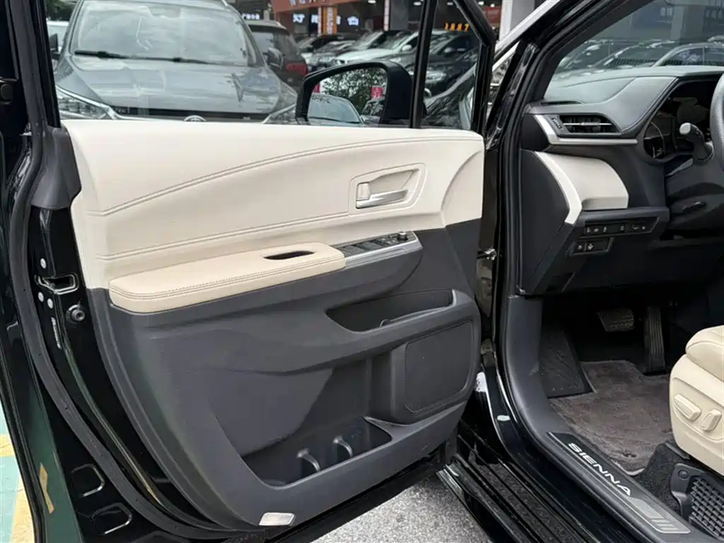 Toyota Sienna 2023 2.5L Hybrid Premium Edition фото 21