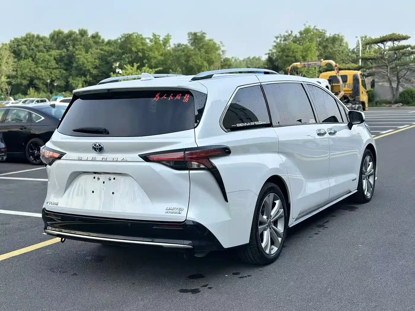 Toyota Sienna 2023 2.5L Hybrid Premium Edition фото 9
