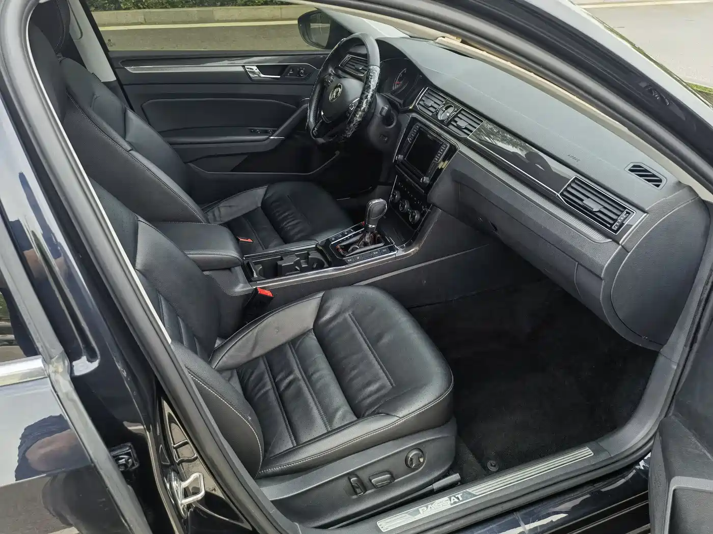 Volkswagen Passat 2017 330TSI DSG Luxury фото 8
