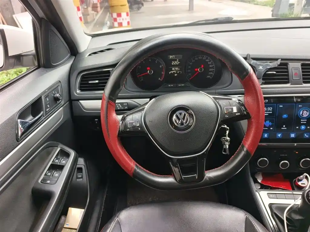 Volkswagen Lavida 2015 1.6L Manual Trend Edition фото 3