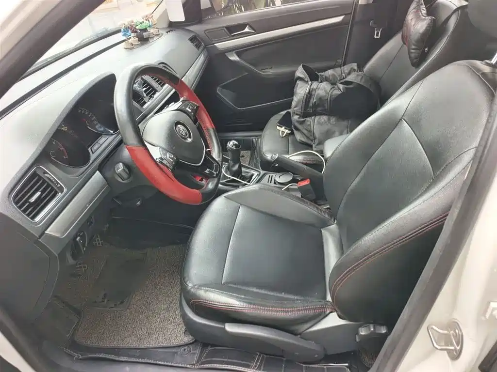 Volkswagen Lavida 2015 1.6L Manual Trend Edition фото 8