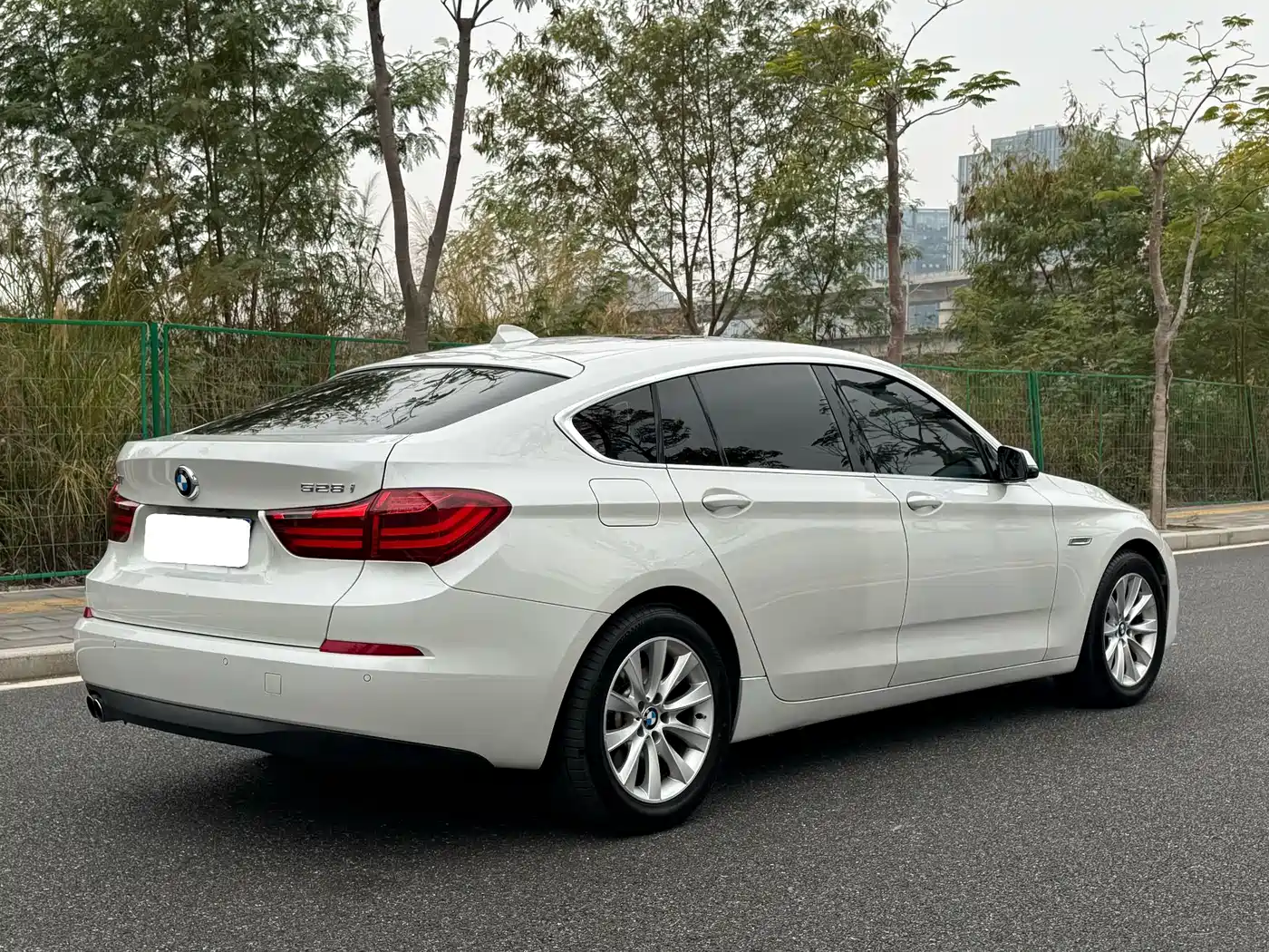 BMW 5 Series GT 2014 528i Leading фото 9