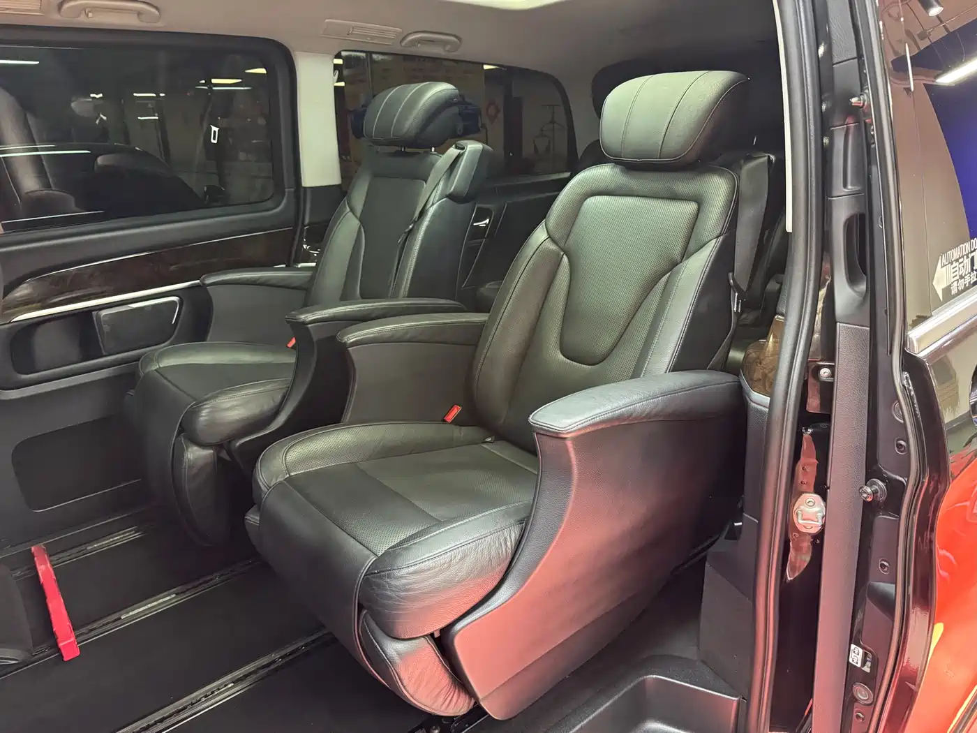 Mercedes-Benz V-Class 2017 Model V 260 L Premium Extended Edition фото 29
