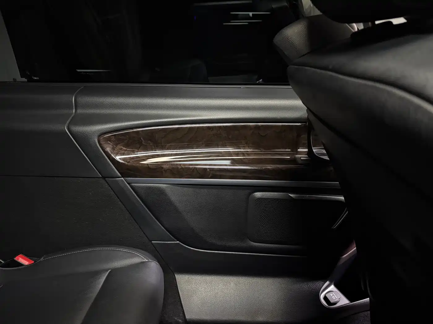 Mercedes-Benz V-Class 2017 Model V 260 L Premium Extended Edition фото 42