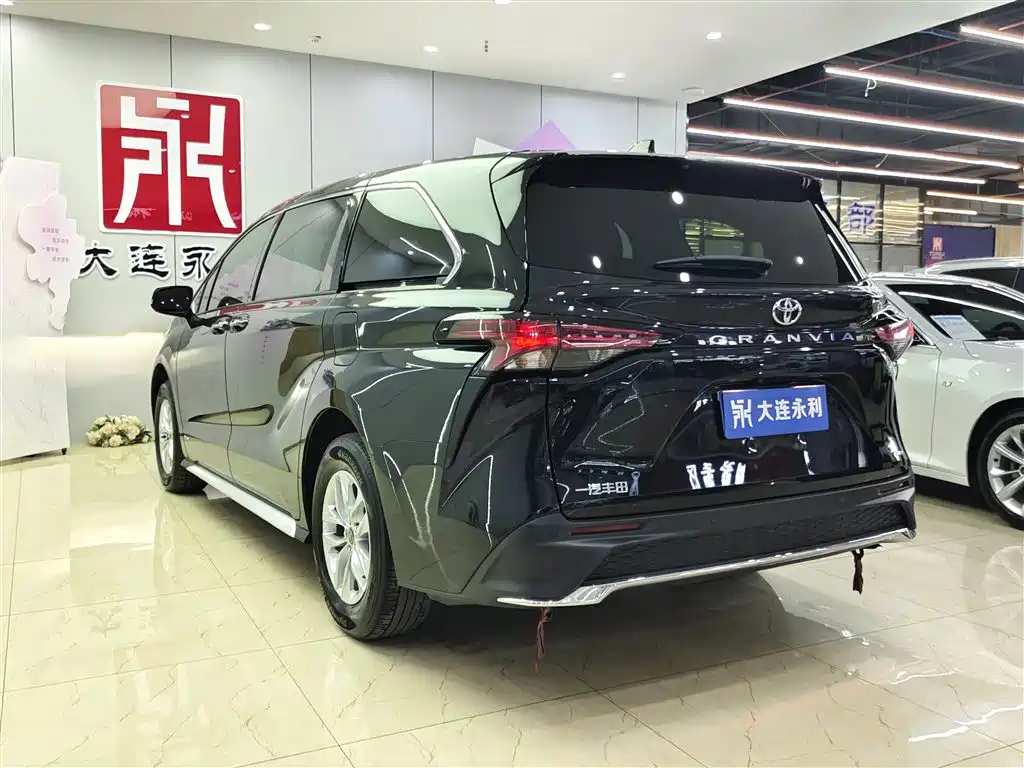Toyota Granvia 2024 2.5L Hybrid Comfort фото 4