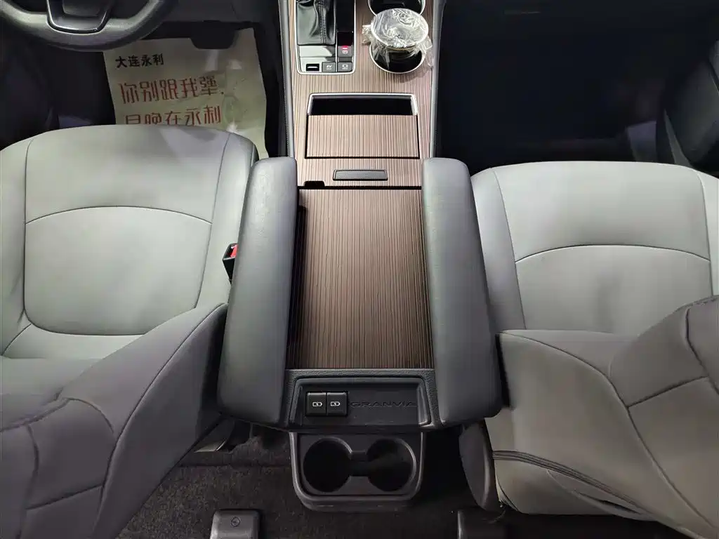Toyota Granvia 2024 2.5L Hybrid Comfort фото 15