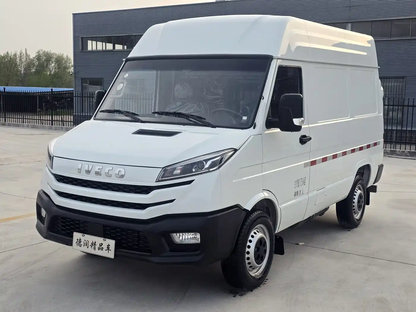 Iveco Daily 2023 2.5T V35 Van Short Wheelbase Low Roof Single Tire Manual Door 2-3 Seats