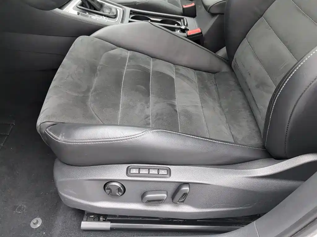 Volkswagen Golf 2020 Beloved Edition 280TSI DSG Luxury фото 20