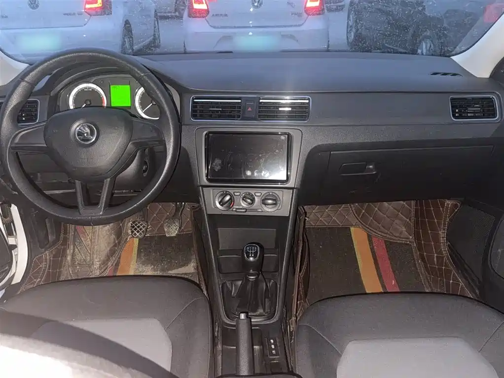Škoda Rapid 2018 1.4L Manual Standard Edition фото 12