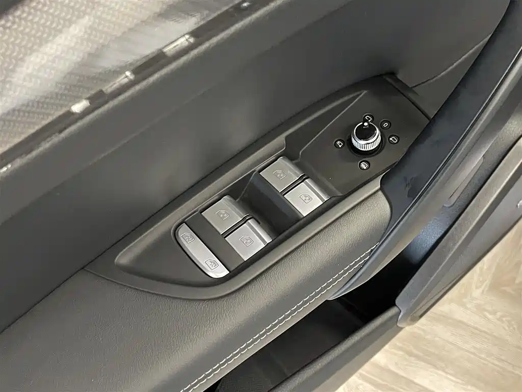 Audi Q5L 2024 Model 40 TFSI Luxury Dynamic фото 26