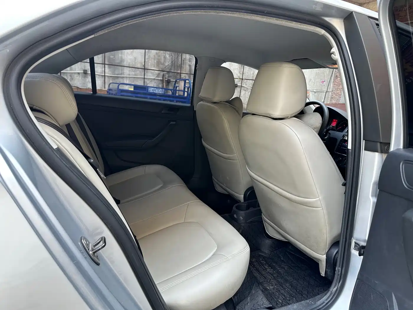 Volkswagen Santana 2013 1.6L Automatic Trend Edition фото 9