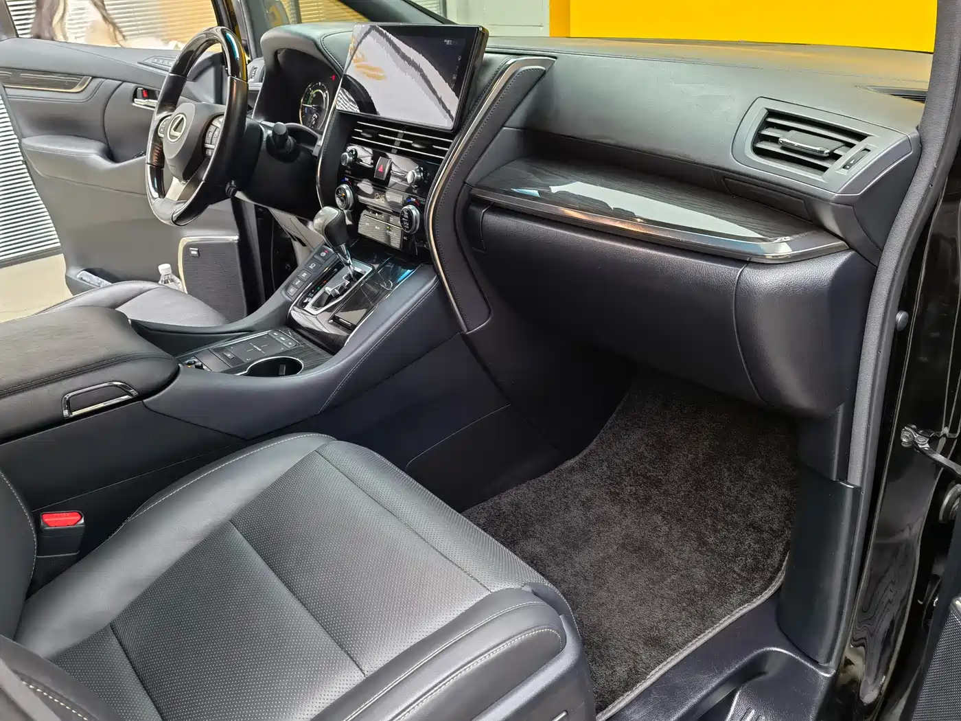 Lexus LM 2020 300h Seven-Seater Elegance Edition фото 10