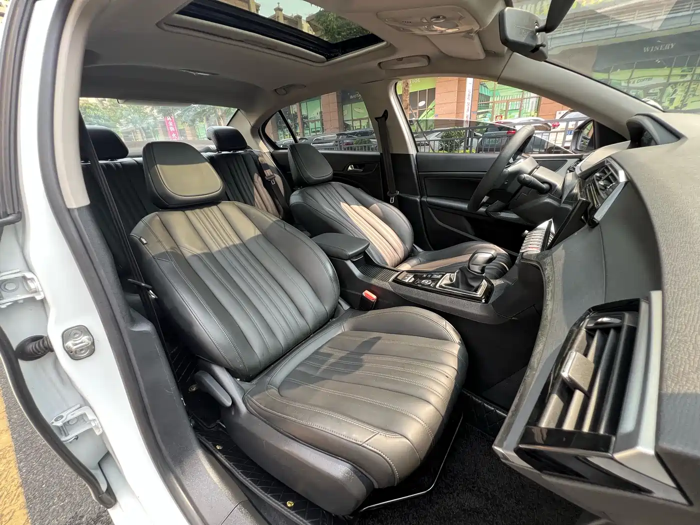 PEUGEOT 408