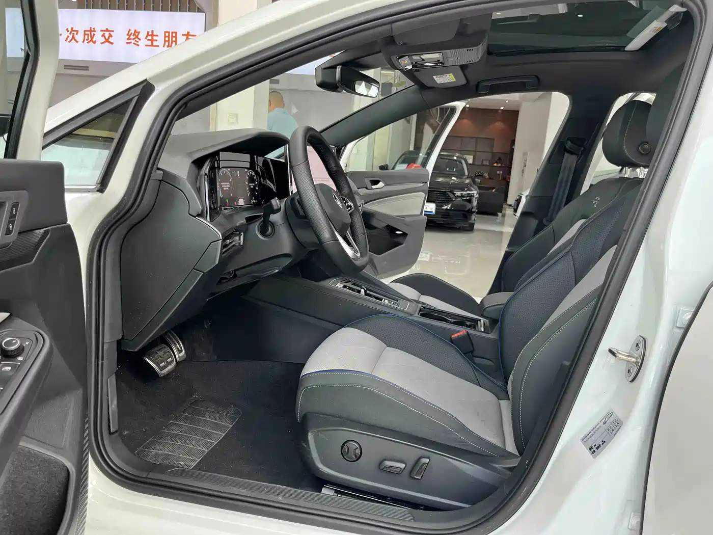 Volkswagen Golf 2025 Facelift 300TSI R-Line фото 9