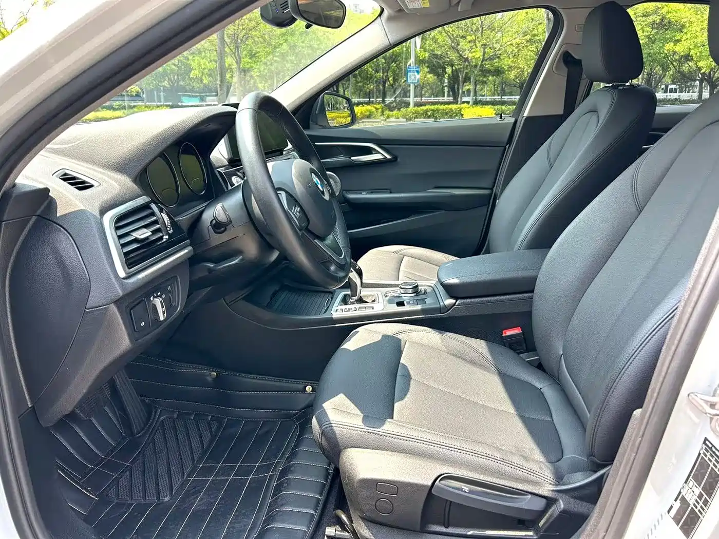 BMW 1 Series 2023 120i M Sport фото 6