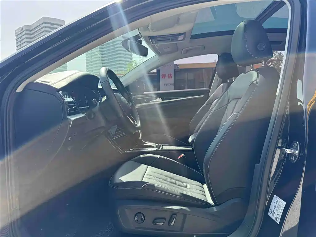 Volkswagen Passat 2022 330TSI Elite Edition фото 24