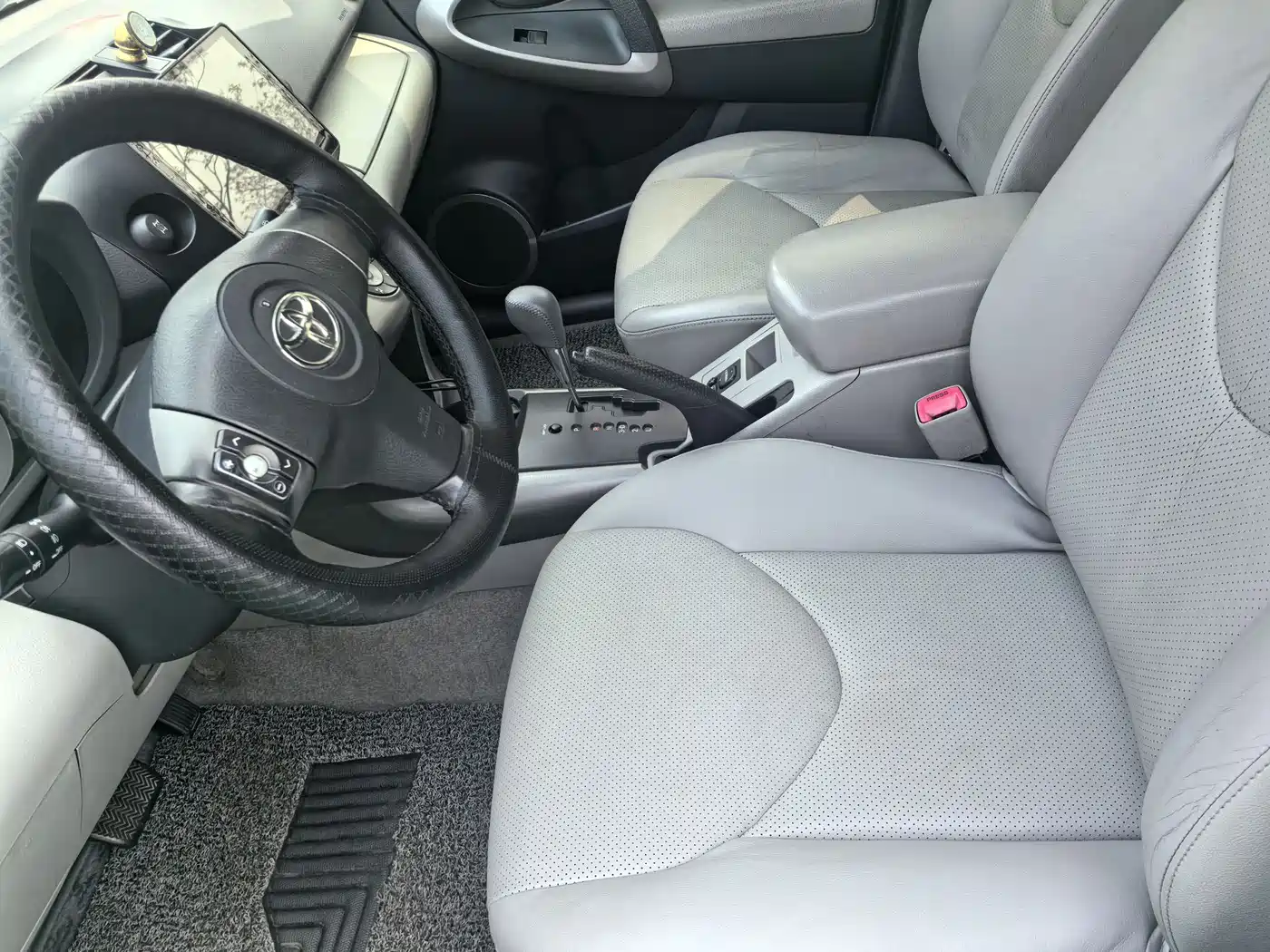 Toyota RAV4 (Import) 2006 2.4 Luxury фото 3
