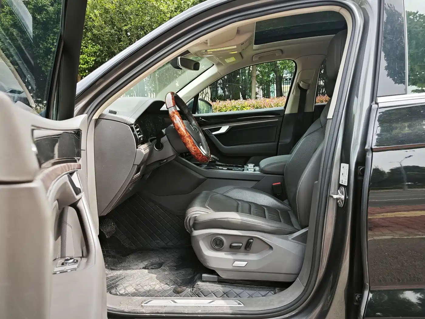 Volkswagen Touareg 2019 2.0TSI Pilot Edition China VI фото 2