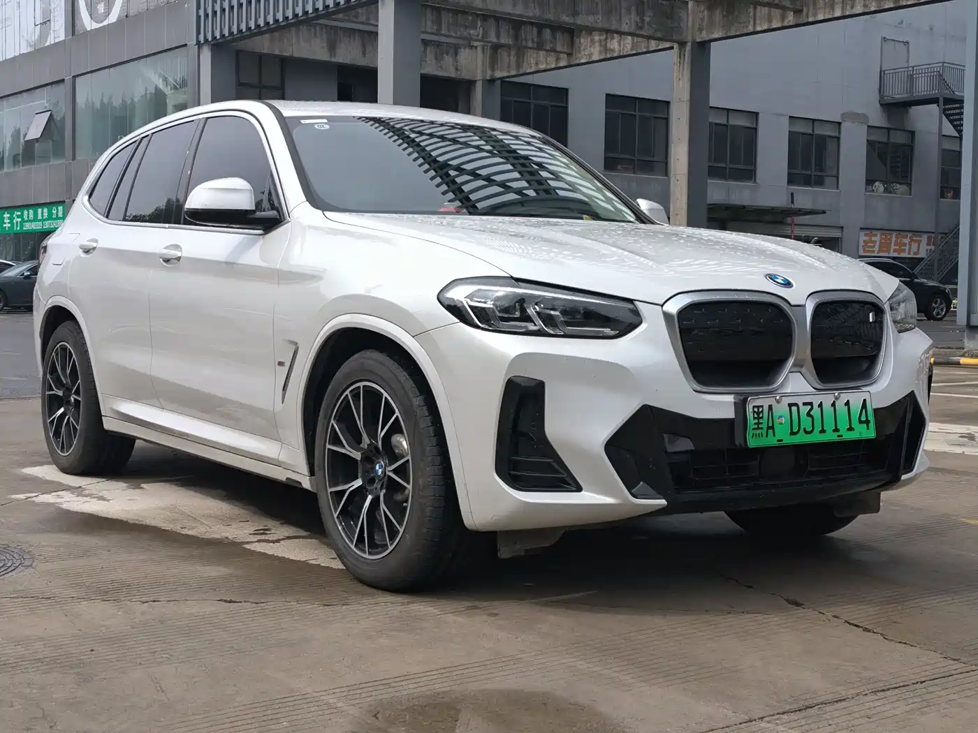 BMW iX3 2024 Leading Edition фото 3