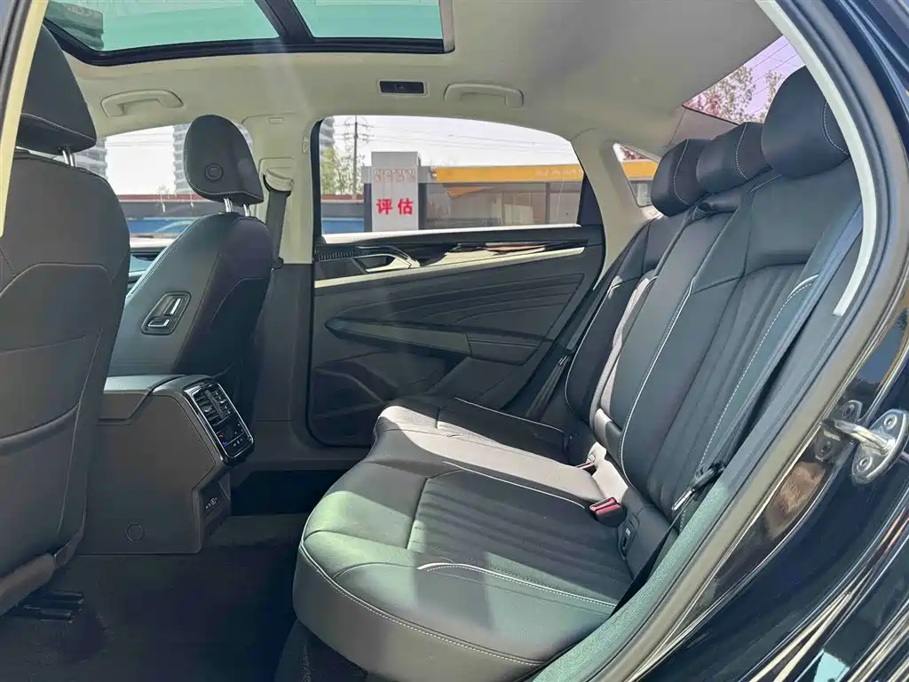 Volkswagen Passat 2022 330TSI Elite Edition фото 12