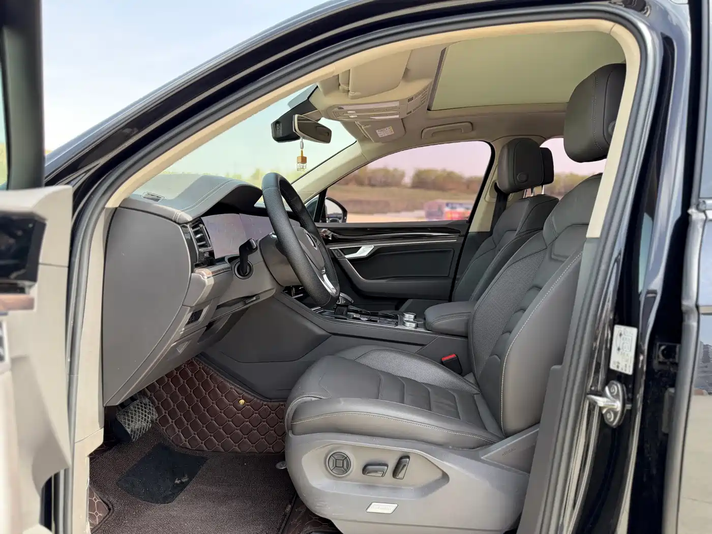 Volkswagen Touareg 2019 2.0TSI Sharp Wing Edition China VI фото 4