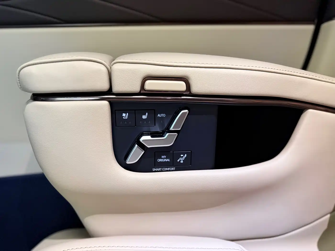 Toyota Alphard 2025 Hybrid 2.5L Ultimate Gold Edition фото 18