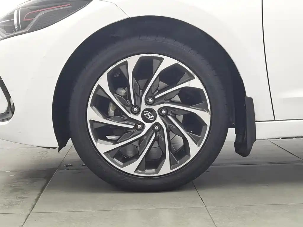 Photo 17 - Hyundai Elantra