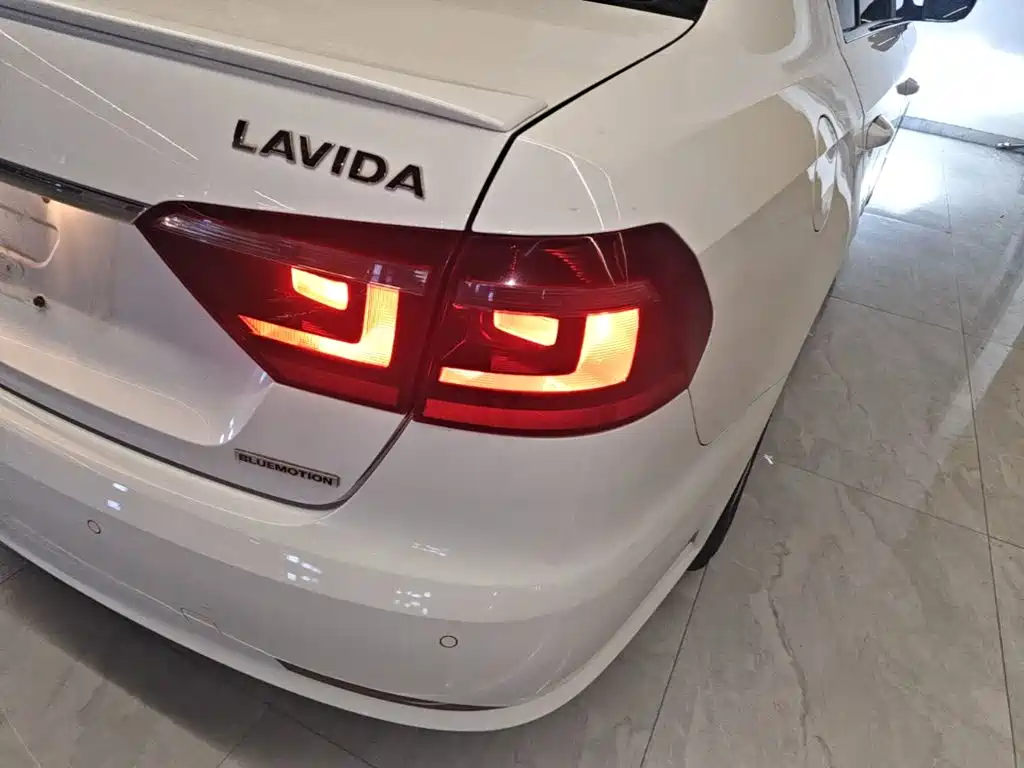 صورة 8 - Volkswagen Lavida