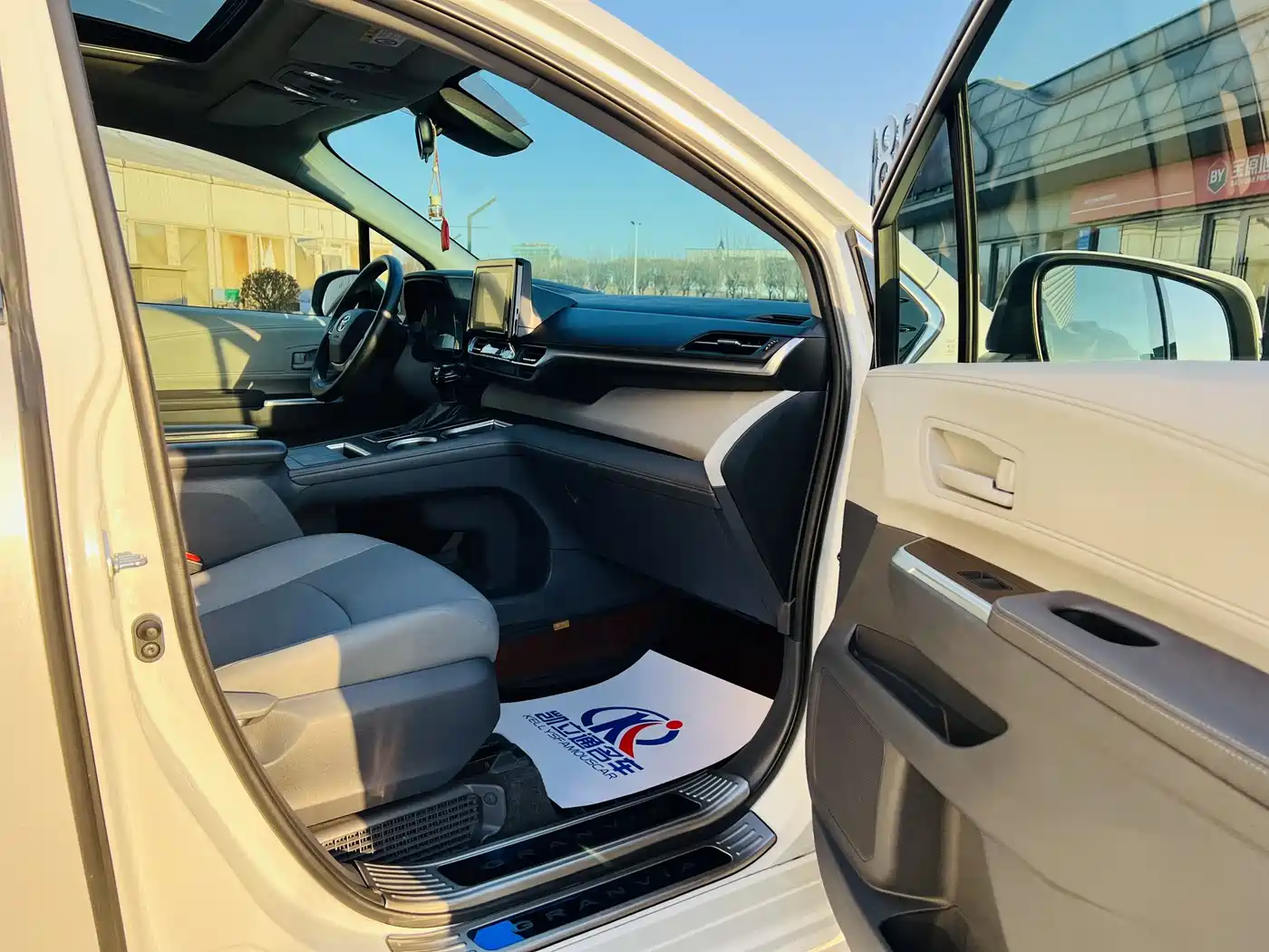Toyota Granvia 2023 2.5L Hybrid Luxury Edition фото 9