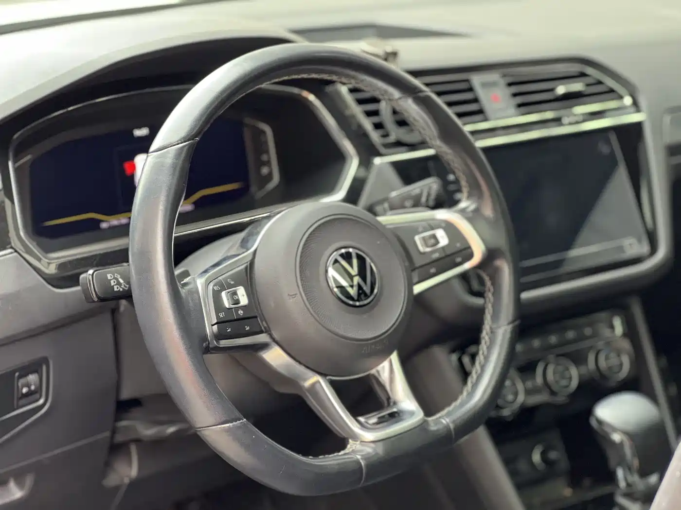 Volkswagen Tiguan L 2021 330TSI Automatic 2WD R-Line Premium фото 12