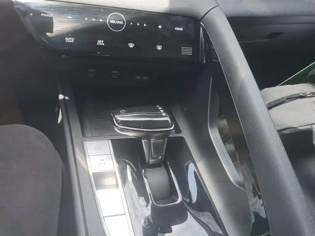 Hyundai Elantra 2022 1.5L CVT LUX Premium Edition фото 14