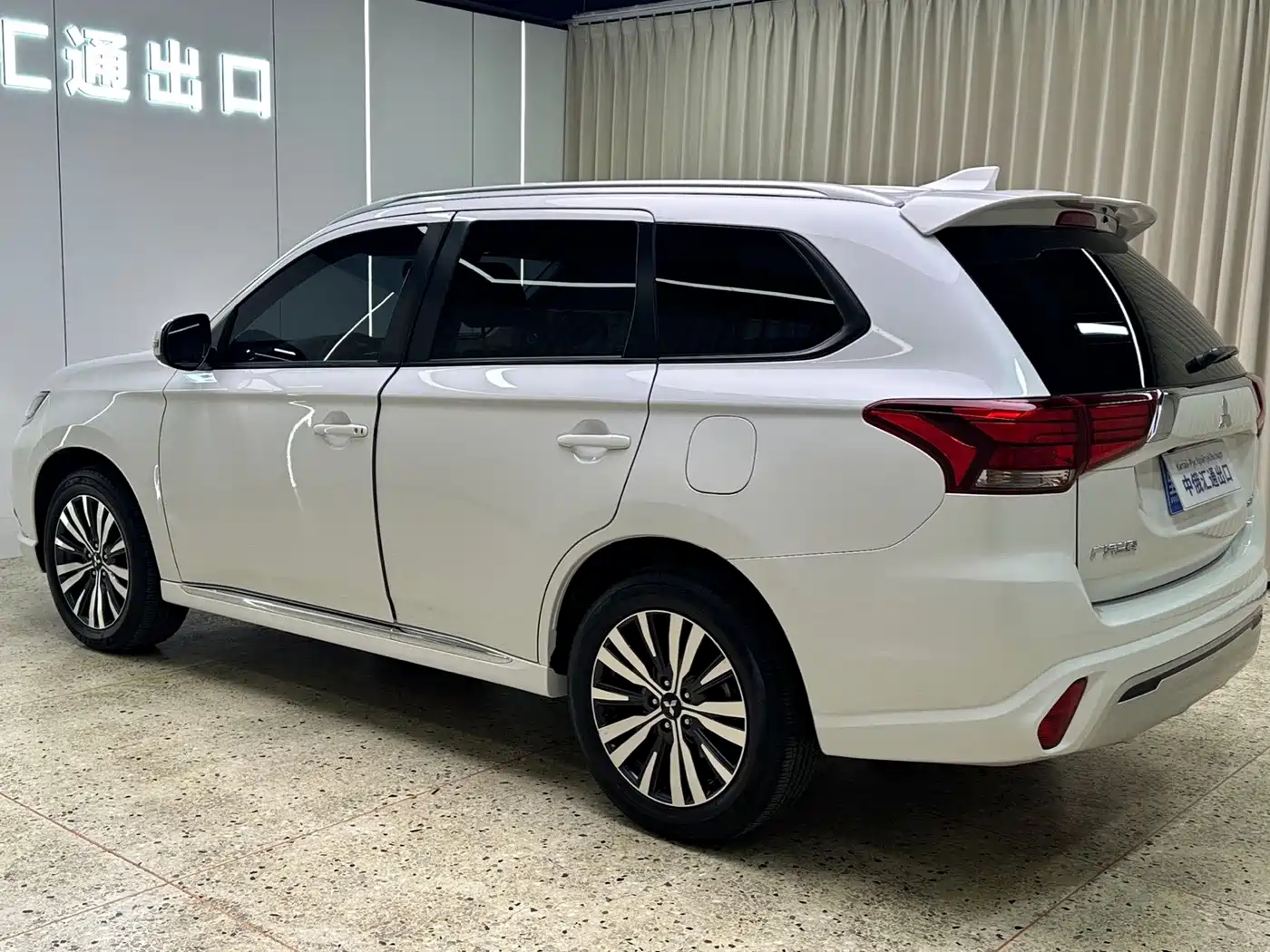 Mitsubishi Outlander 2023 2021 Facelift 2.0L 2WD Premium Edition 5-Seater