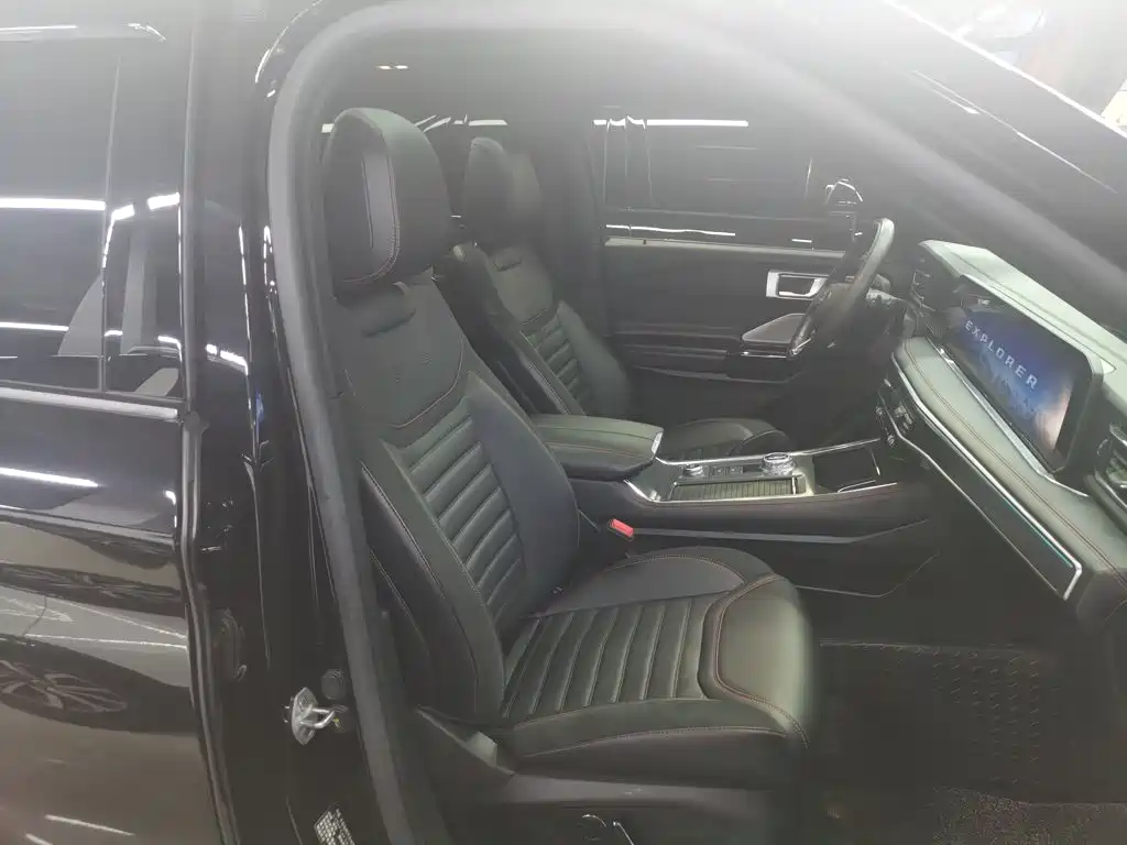 Photo 5 - Ford Explorer