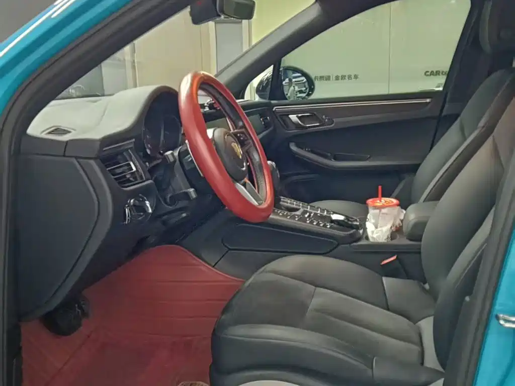 PORSCHE MACAN