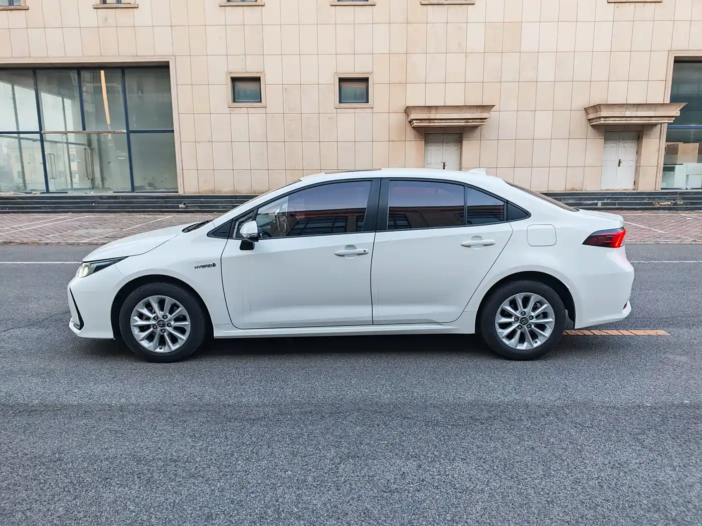 Toyota Corolla 2021 Hybrid 1.8L E-CVT Pioneer Edition фото 5