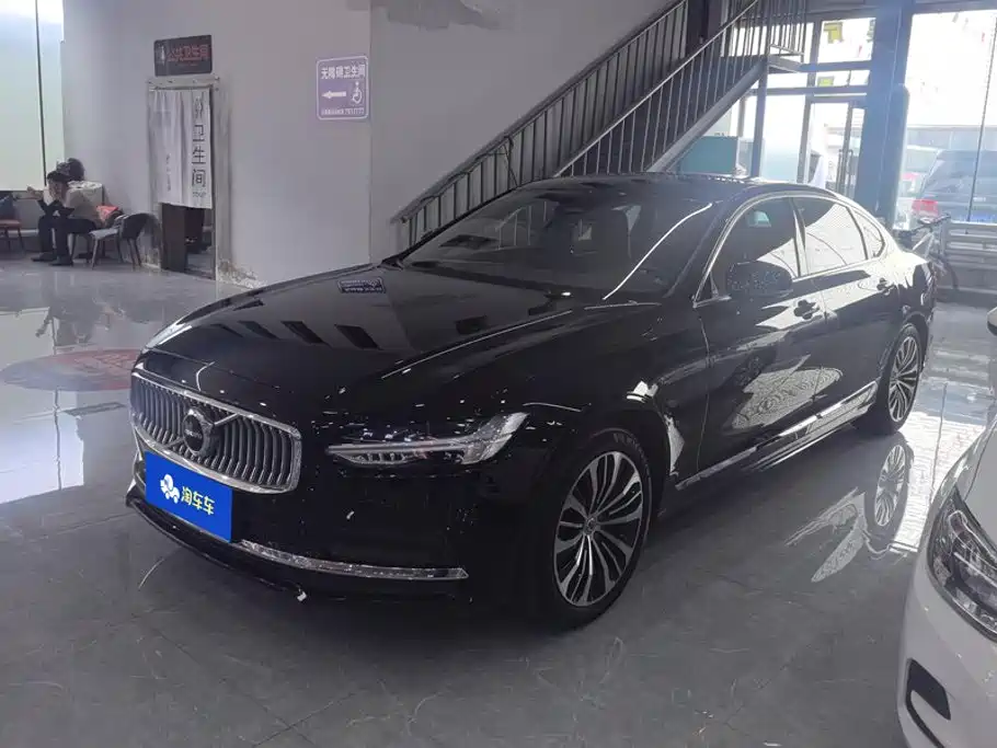 Volvo S90 2024 B5 Momentum Luxury Edition