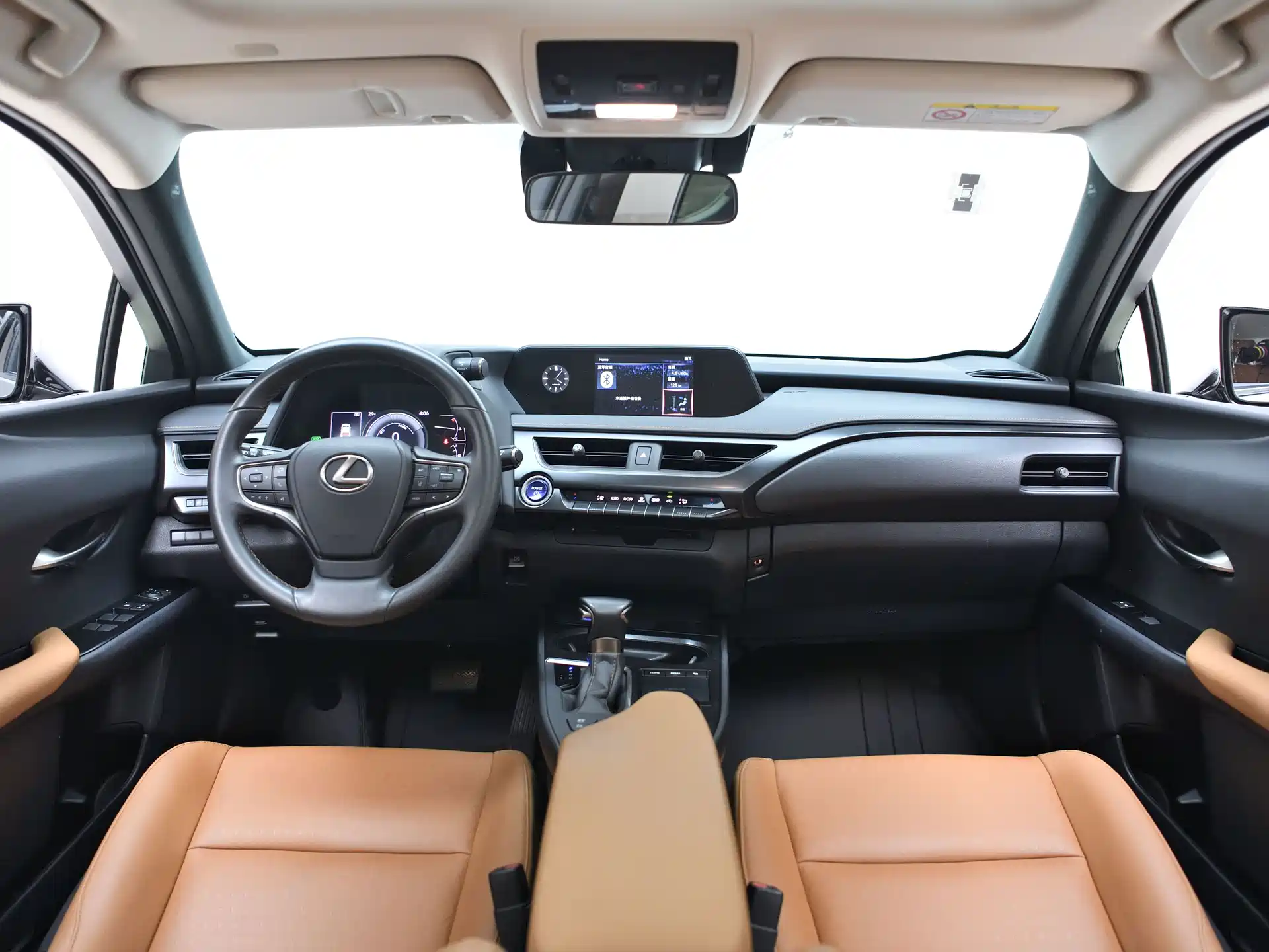 Фото 14 - Lexus UX