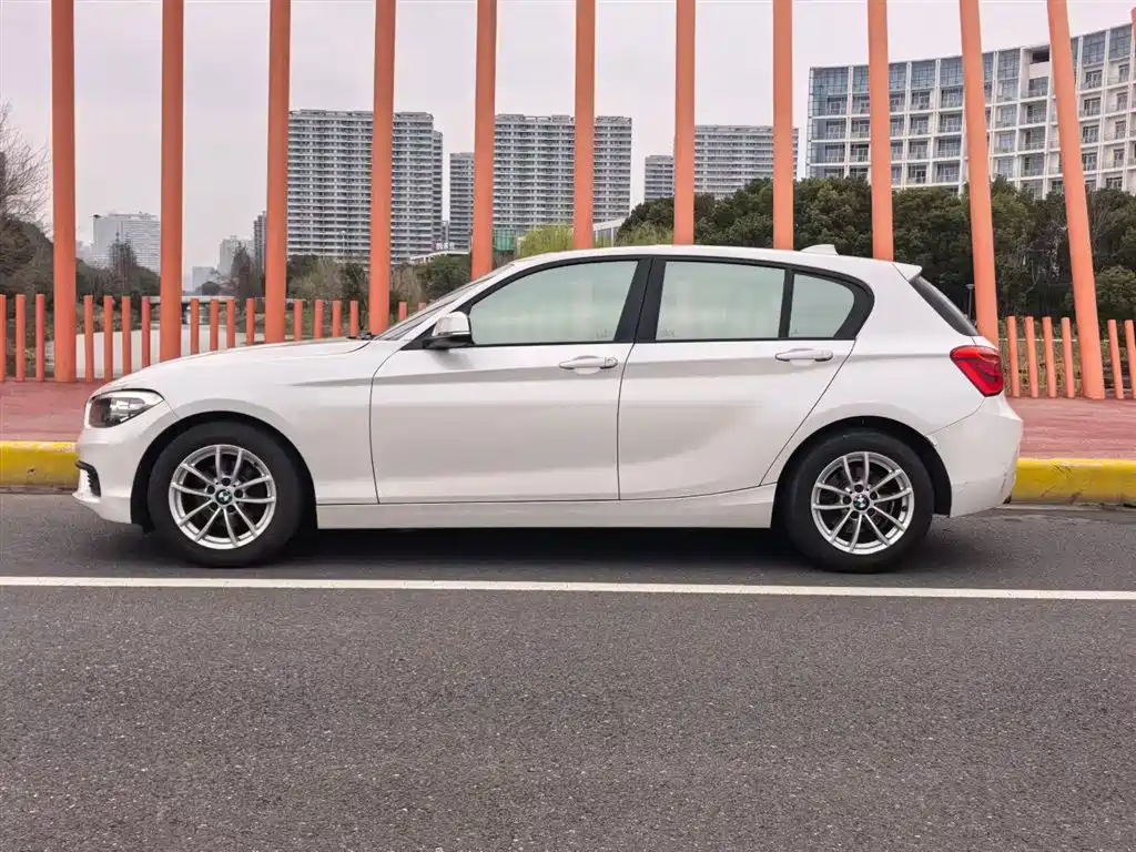 BMW 1 Series (Import) 2016 118i Leading фото 4