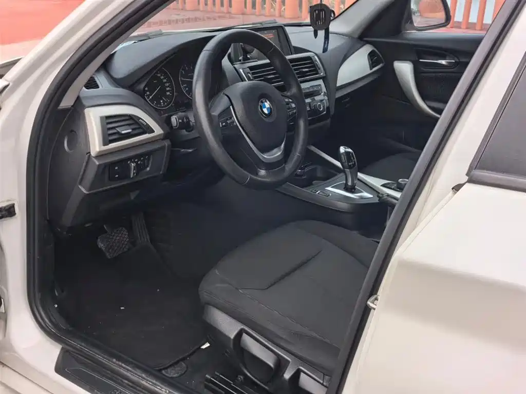 BMW 1 Series (Import) 2016 118i Leading фото 10
