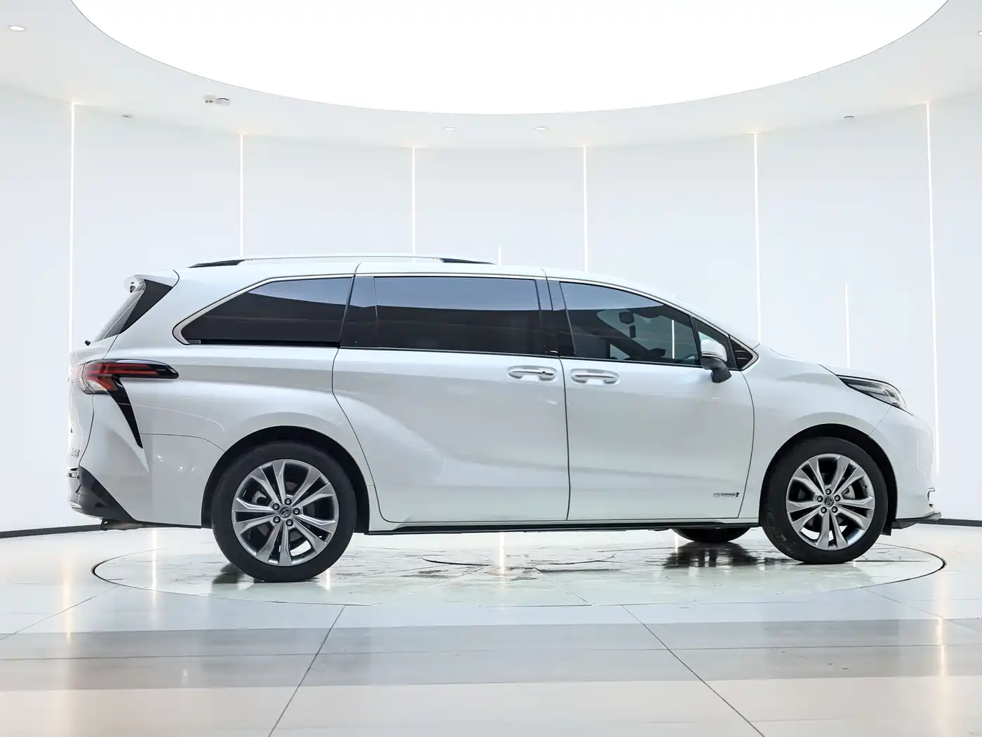 Toyota Sienna 2023 2.5L Hybrid Premium Edition фото 8