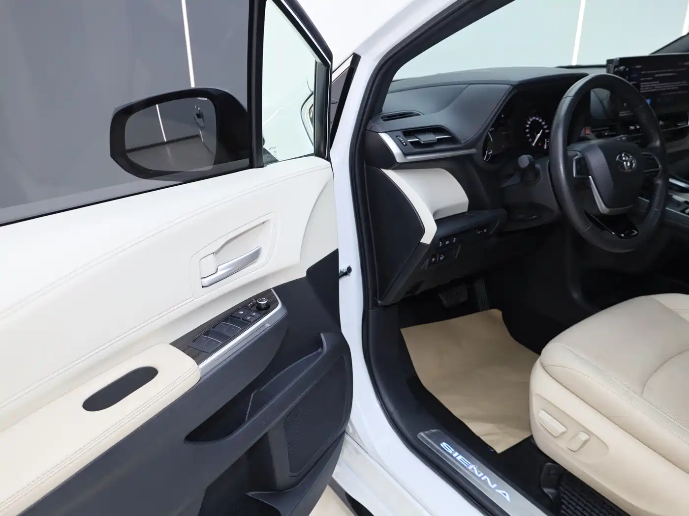 Toyota Sienna 2023 2.5L Hybrid Premium Edition фото 21