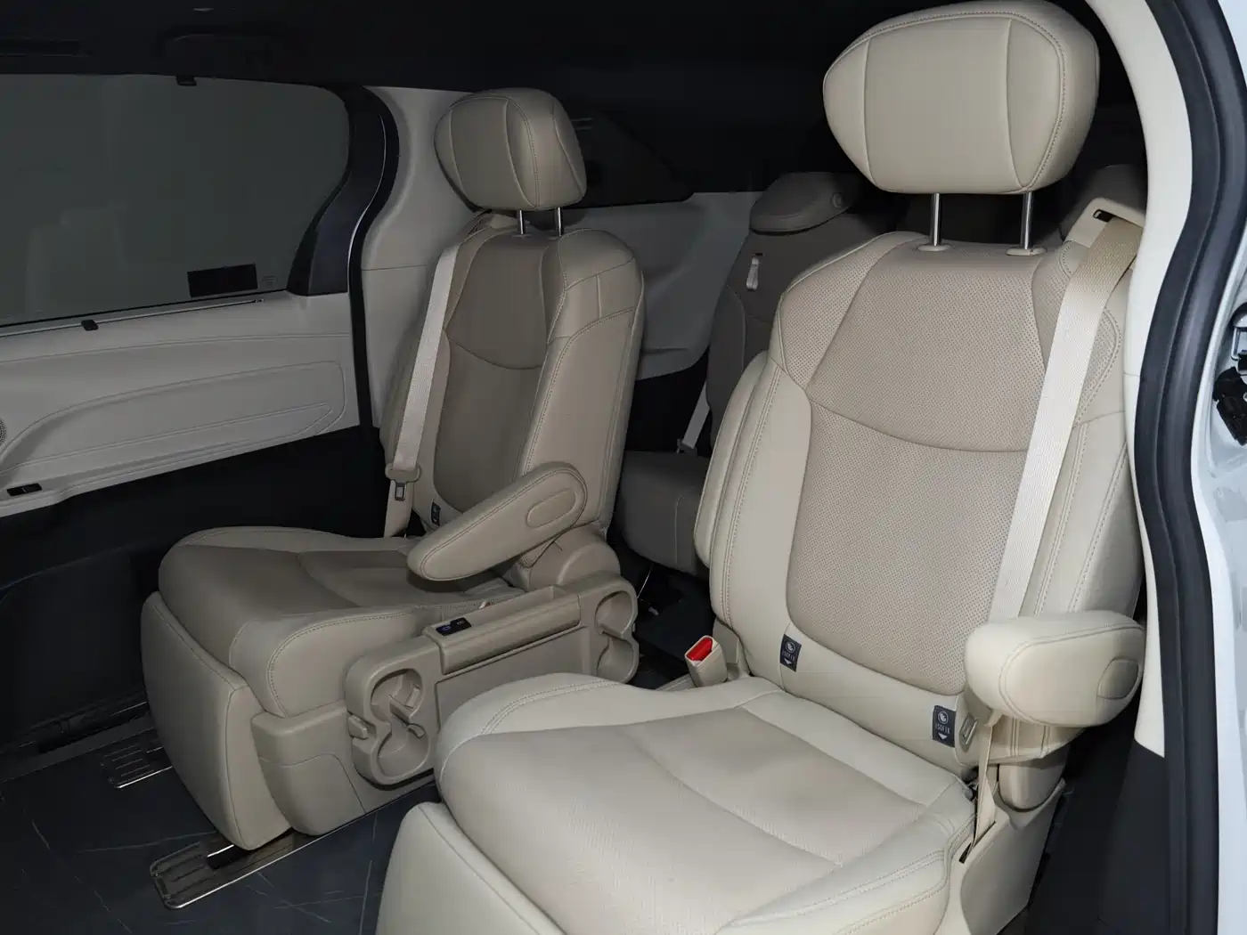 Toyota Sienna 2023 2.5L Hybrid Premium Edition фото 27