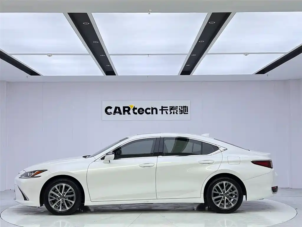 Lexus ES 2022 200 Excellence Edition фото 2