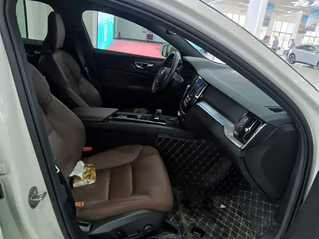 Volvo S60 2025 2026 B4 Smart Luxury Edition