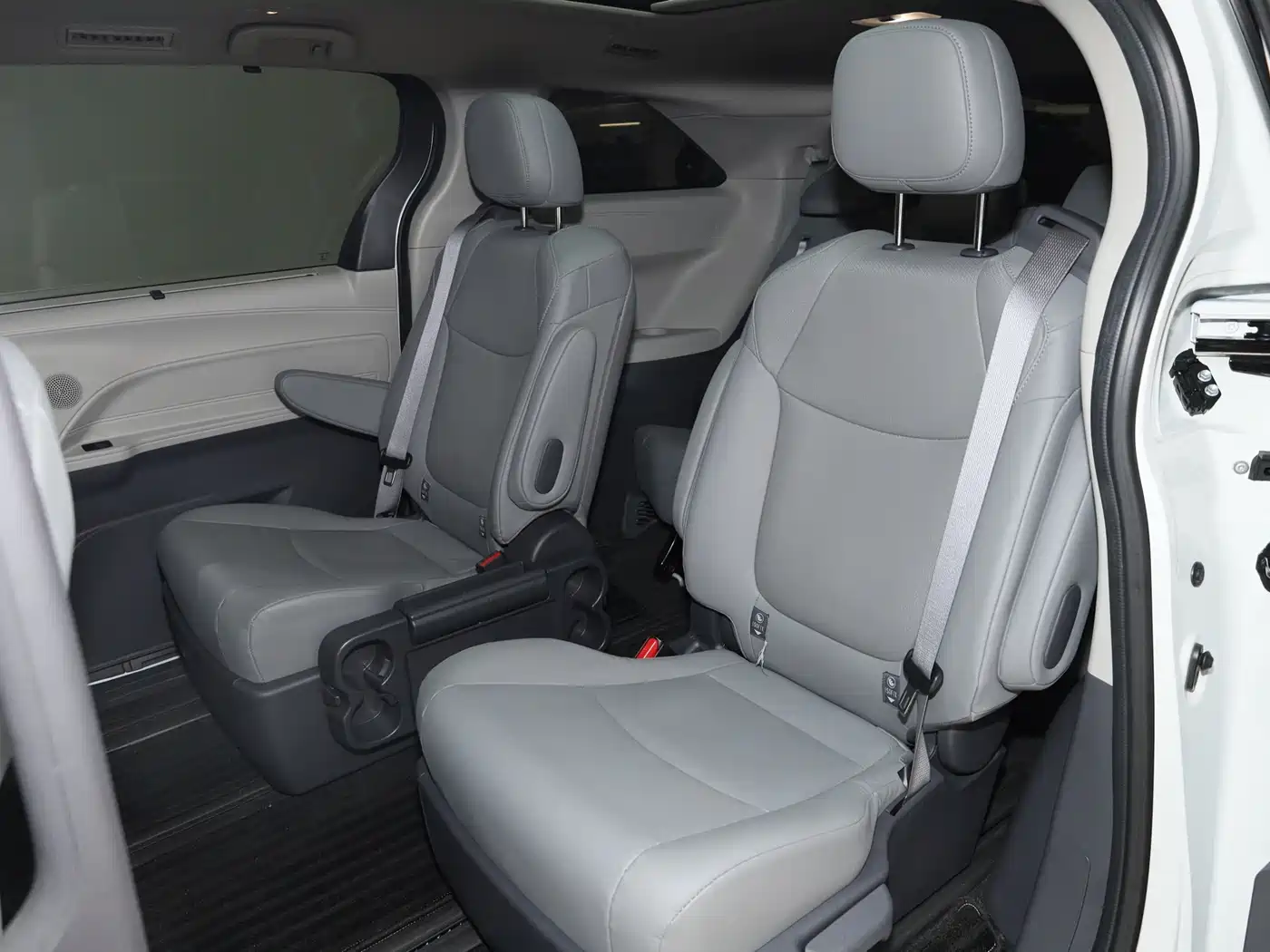 Toyota Granvia 2023 2.5L Hybrid Luxury Edition фото 25