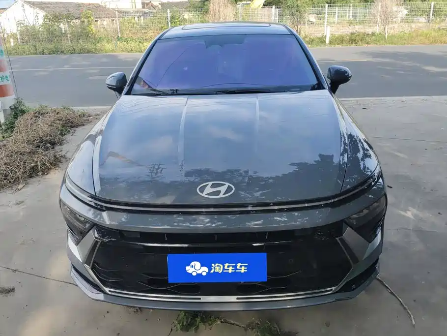 Photo 2 - Hyundai Sonata