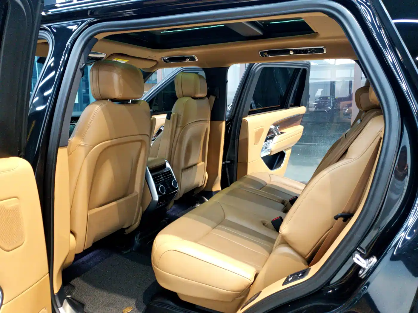 Land Rover Range Rover 2023 3.0 L6 400PS Golden Age 7-Seater Long Wheelbase фото 9