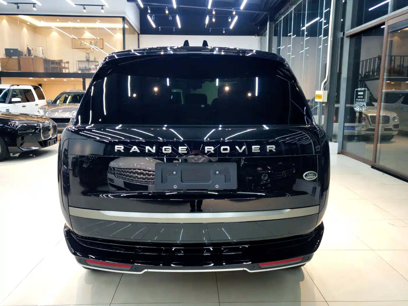 Land Rover Range Rover 2023 3.0 L6 400PS Golden Age 7-Seater Long Wheelbase фото 5