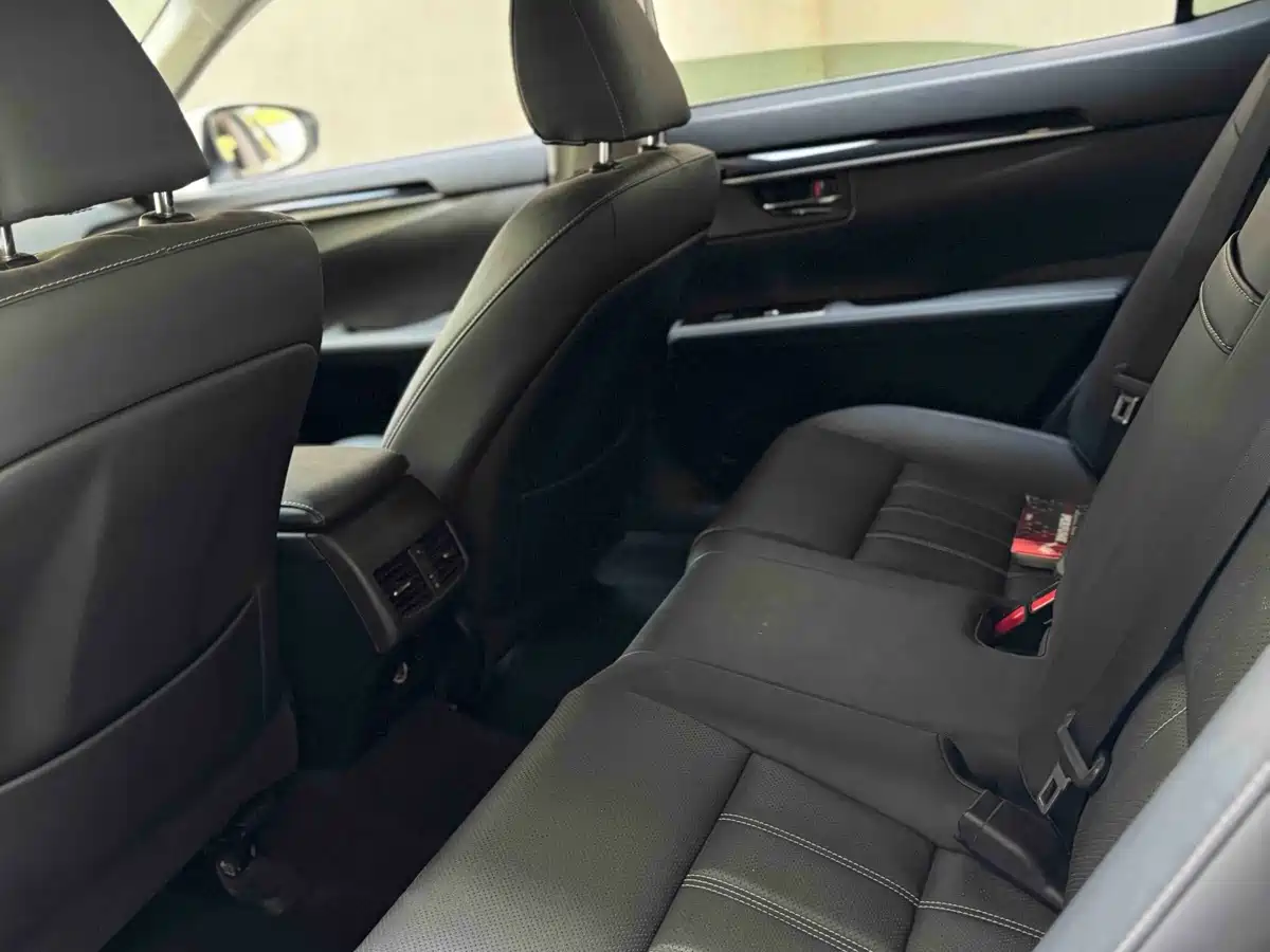 Фото 9 - Lexus ES